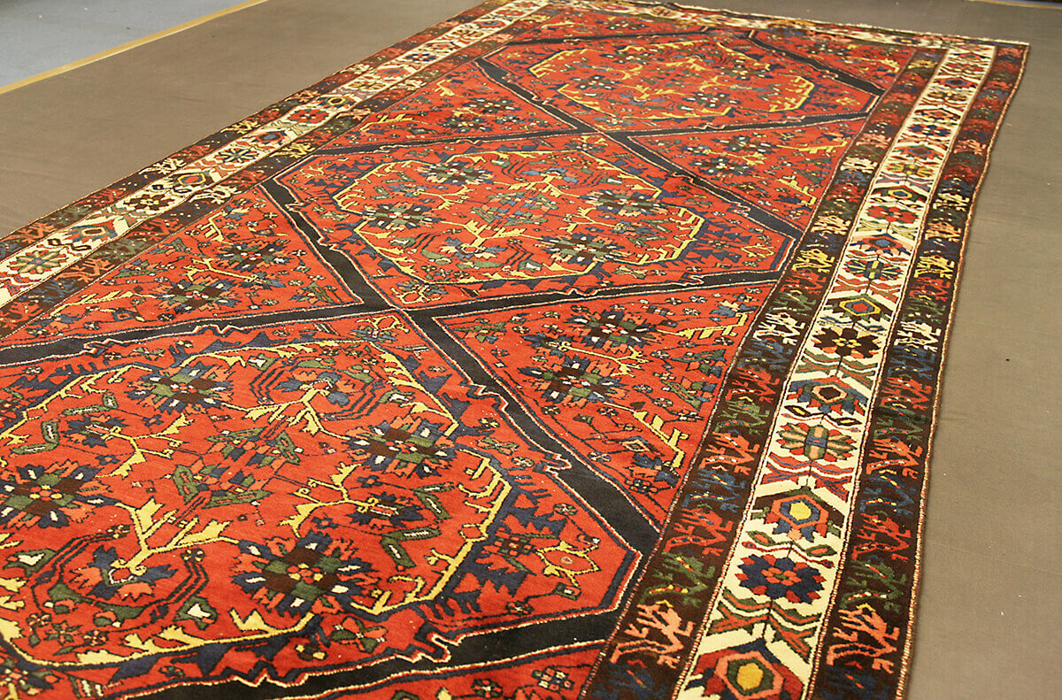 Antique Kalleh Persian Bakhtiari Carpet n°:77423600